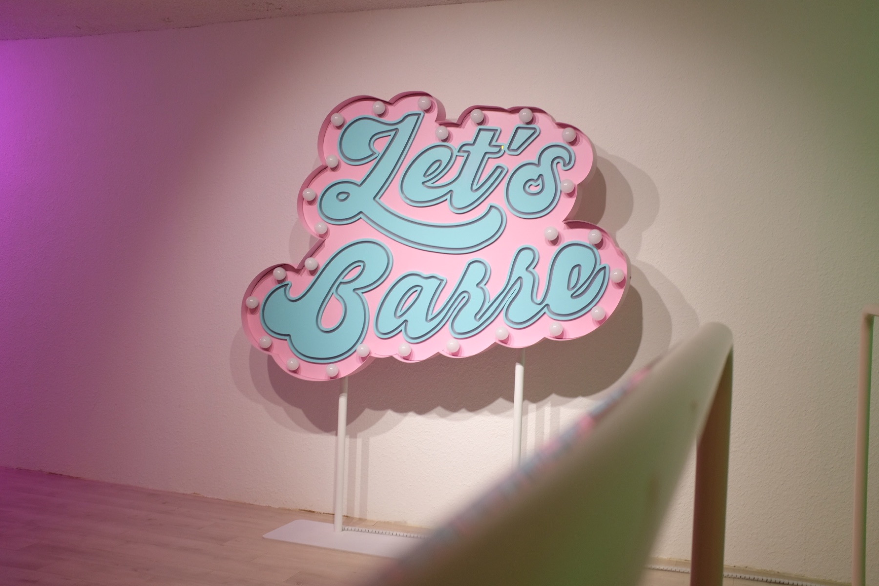 렛츠바레 Let's Barre 네온사인