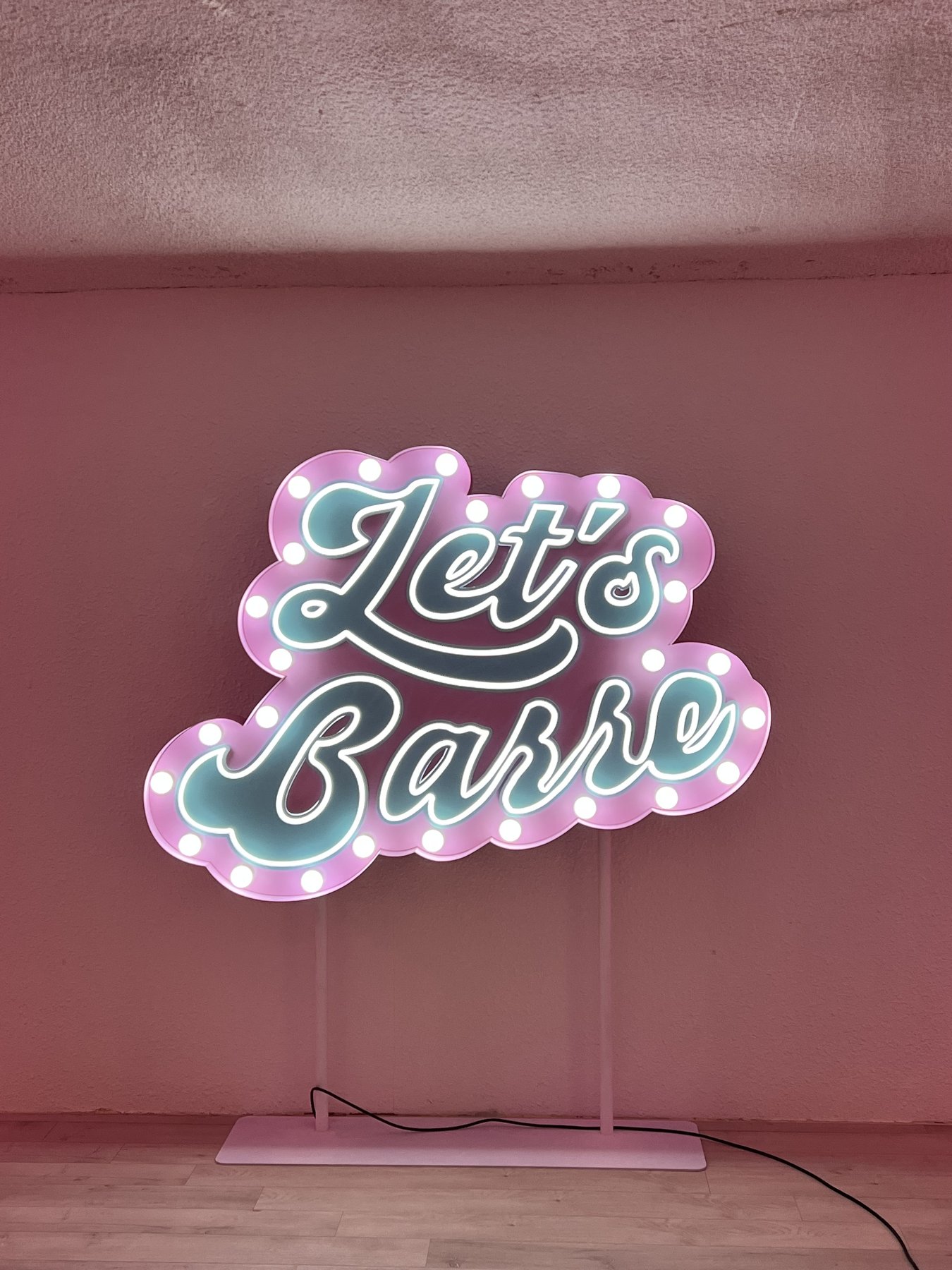 렛츠바레 Let's Barre 네온사인